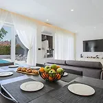 H Villa *